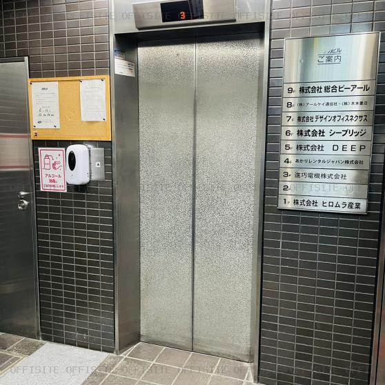 新橋ユタカビルのエレベーター