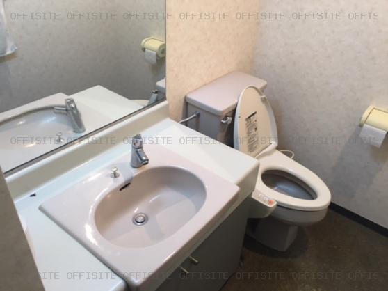 ＭＡＳ三田ビルの男女別トイレが室外に設置されています