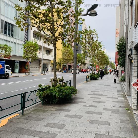 新宿小川ビルのビル前面道路