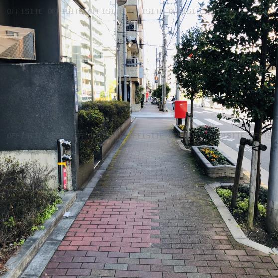 東京凱捷（ガイショウ）ビルの前面歩道