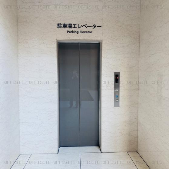 日土地西新宿ビルの駐車場エレベーター