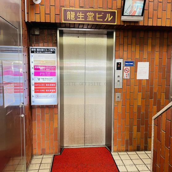 新宿龍生堂ビルのエレベーター
