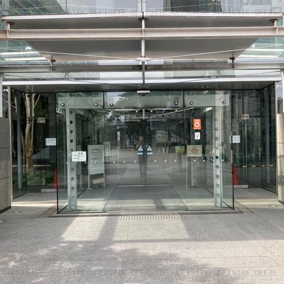 日石横浜ビルのオフィスビル出入口