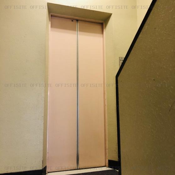 鎌形ビルのエレベーター