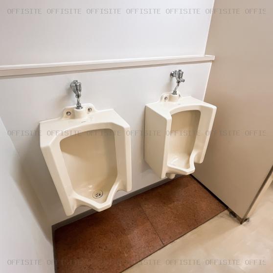 小網町ゼネラルビルの男性用トイレ