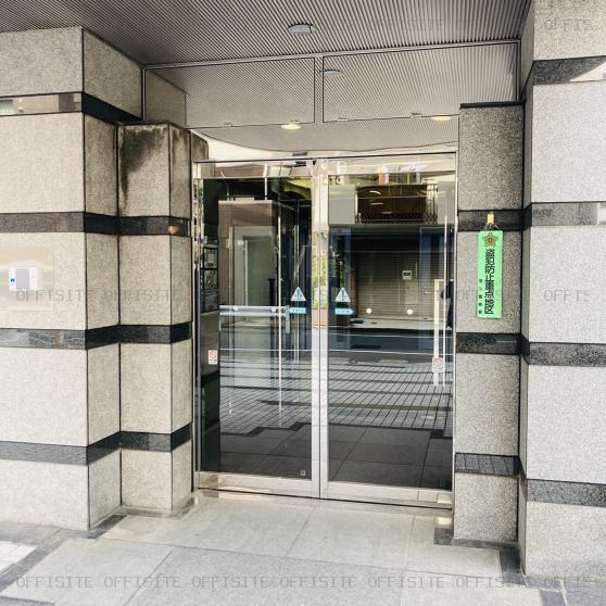 木場岡本ビルのオフィスビル出入口