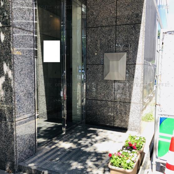 新宿パークサイドビルのオフィスビル出入口