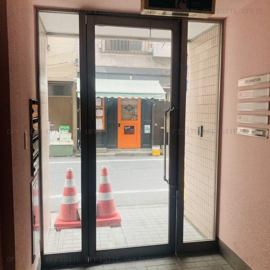 神田吉川ビルのオフィスビル出入口