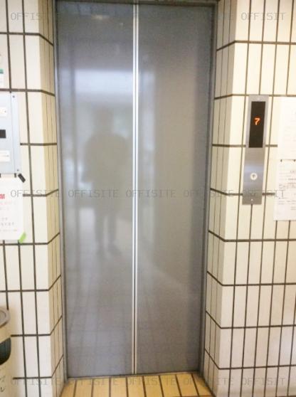 まるみビルのエレベーター