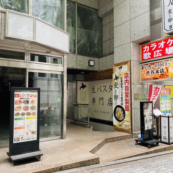 第１０６東京ビルのオフィスビル出入口