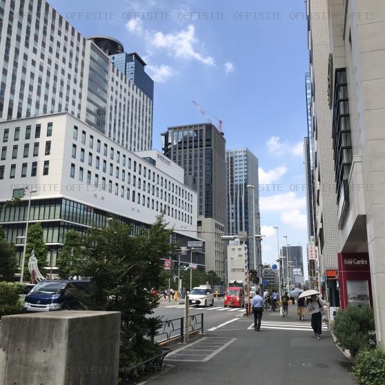 ＰＭＯ西新宿のビル前面道路