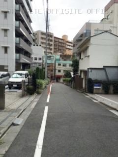 タカシマ桜丘マンションのビル前面道路