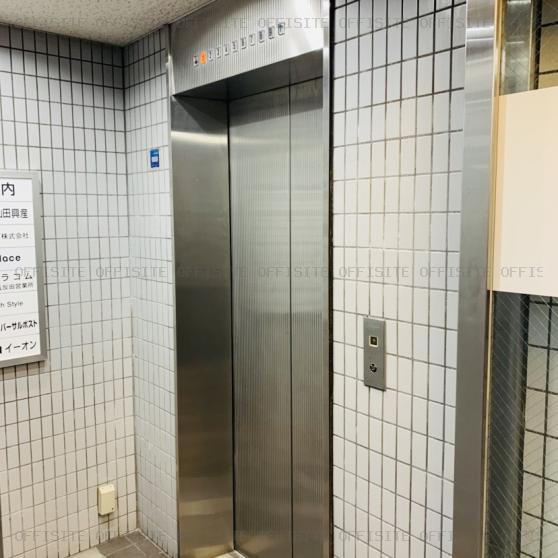 松楽ビルのエレベーター