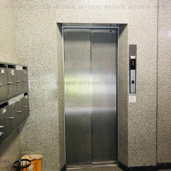 新倉ビルのエレベーター