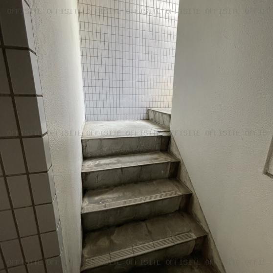 ヤマダイビルの階段