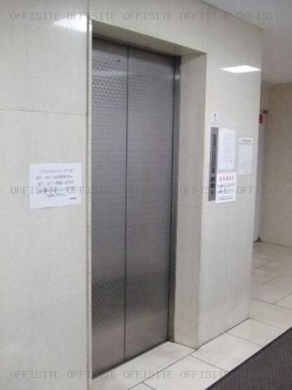 西新宿ビルのエレベーター