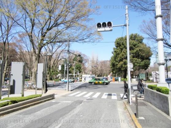 西新宿ＫＳビルのビル前面道路