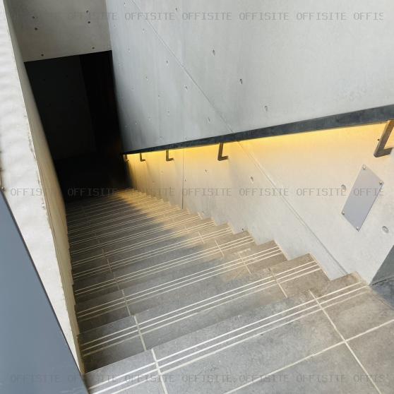 エスパシオ新富町ビルのB1Fへの専用階段