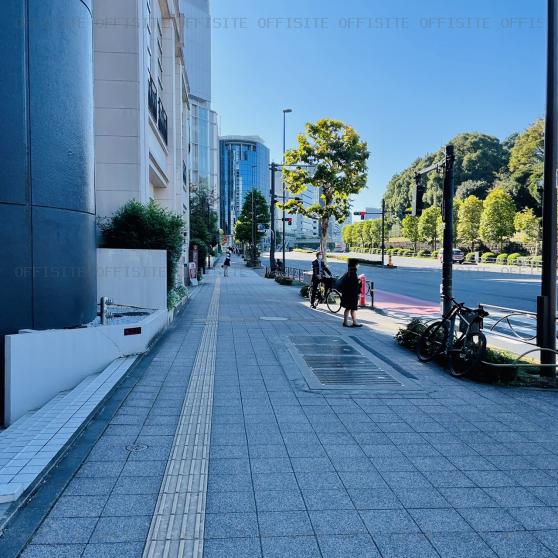 新東洋赤坂ビルの前面歩道