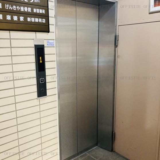 ヤノビルのエレベーター