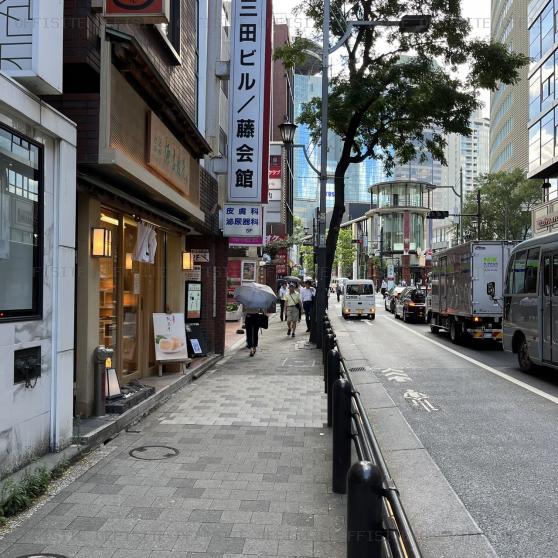 赤坂パロスビルの前面歩道
