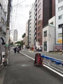 グラフィオ渋谷のビル前面道路