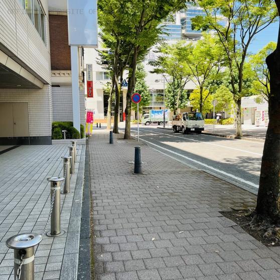新横浜丸文ビルの前面歩道