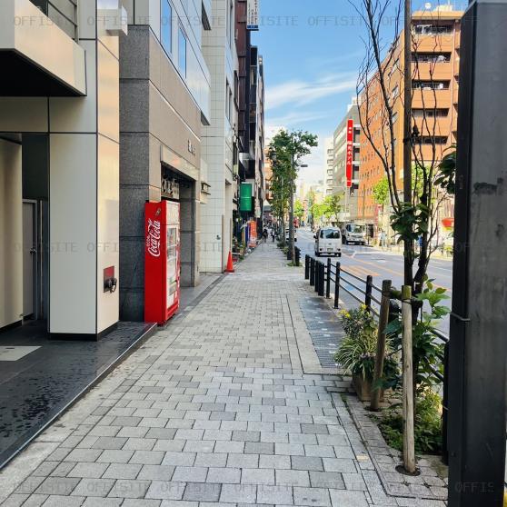 三共赤坂ビルの前面歩道
