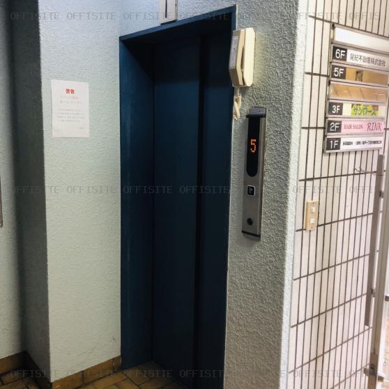 塚田ビルのエレベーター