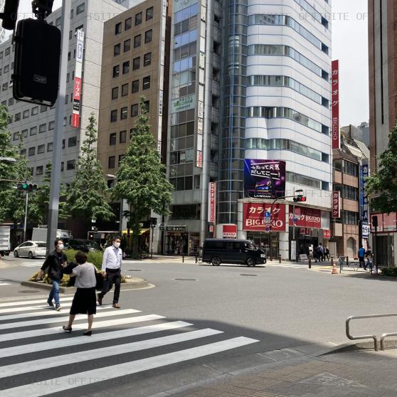 グラフィオ西新宿のビル前面道路