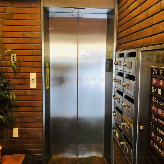 麻布台誠工社ビルのエレベーター