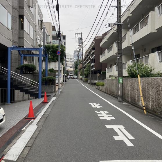 西新宿ミノシマビルのビル前面道路