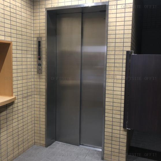 乾ビルのエレベーター