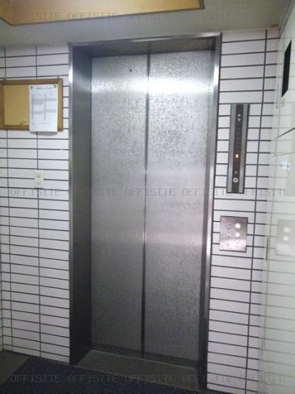 銀座参番館ビルのエレベーター