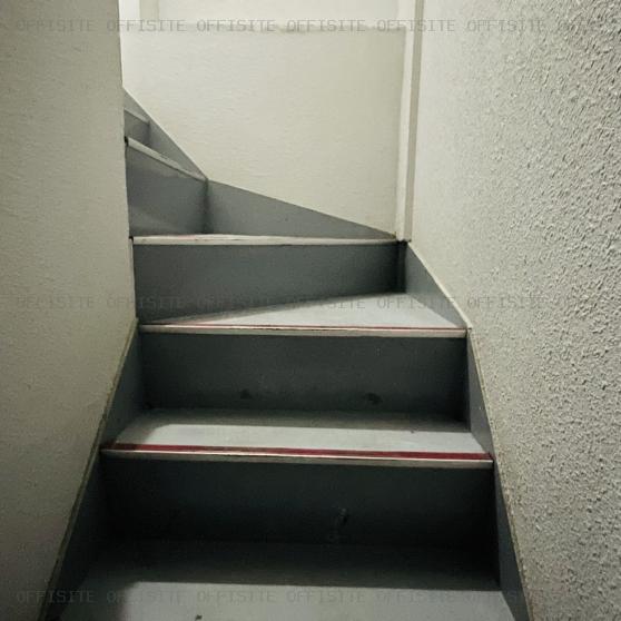 オーシャンビルディングの内階段