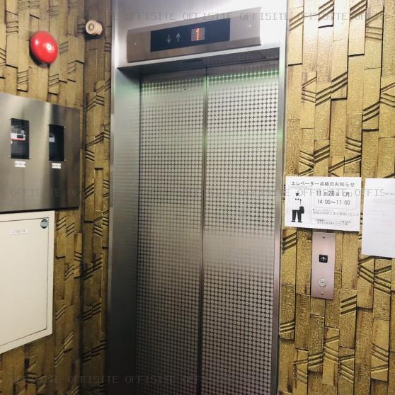 新木（しんぼく）ビルのエレベーター