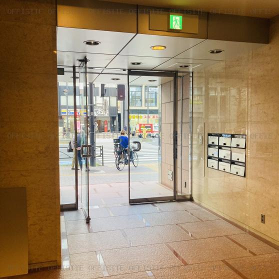 第一富澤ビルのオフィスビル出入口