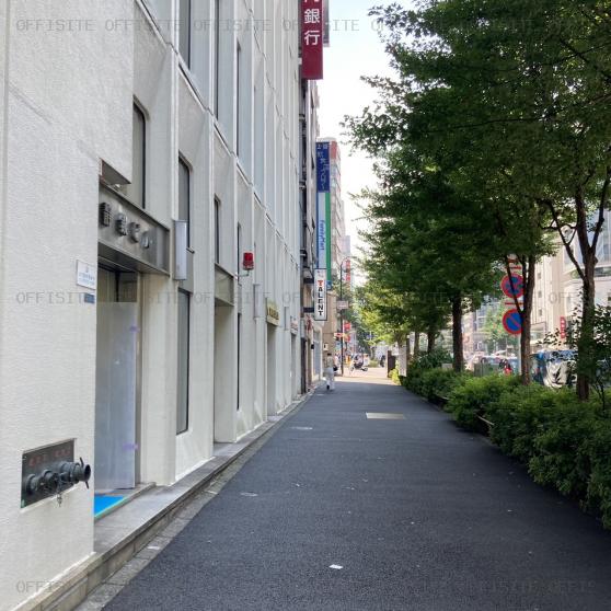 坂善新宿ビルのビル前面道路