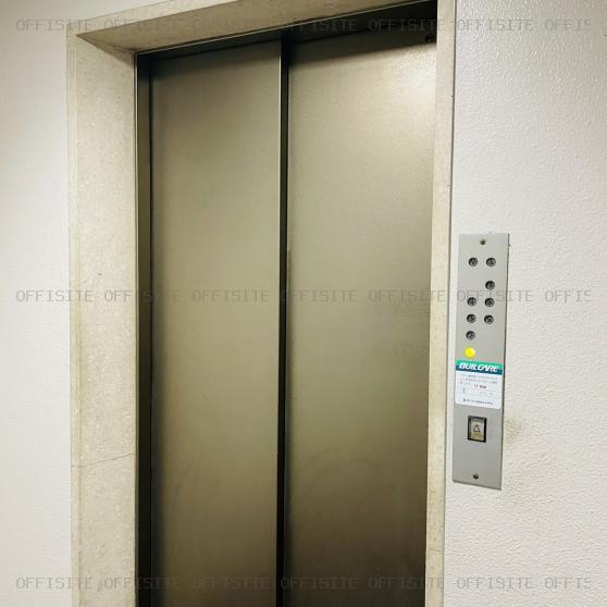 協同開発ビルのエレベーター