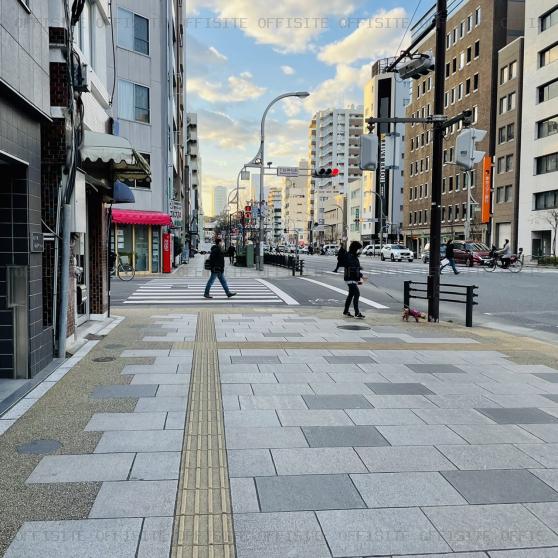 東上野フロントビルのビル前面道路