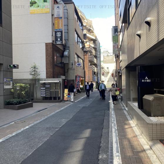 セブン三田ビルの背面歩道