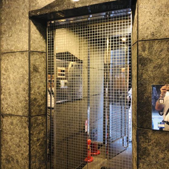 銀座コスミオンビルのエレベーター