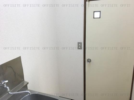 オーツービルの基準階　トイレ入口（4階）