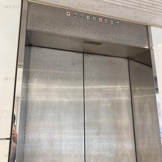 ホワイトパレスビルのエレベーター