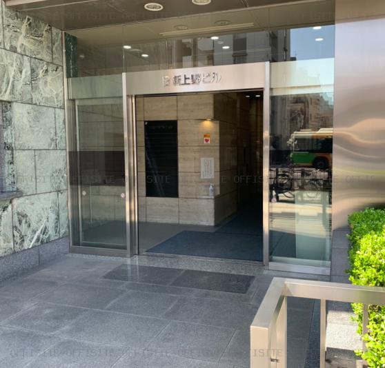 日新上野ビルのオフィスビル出入口