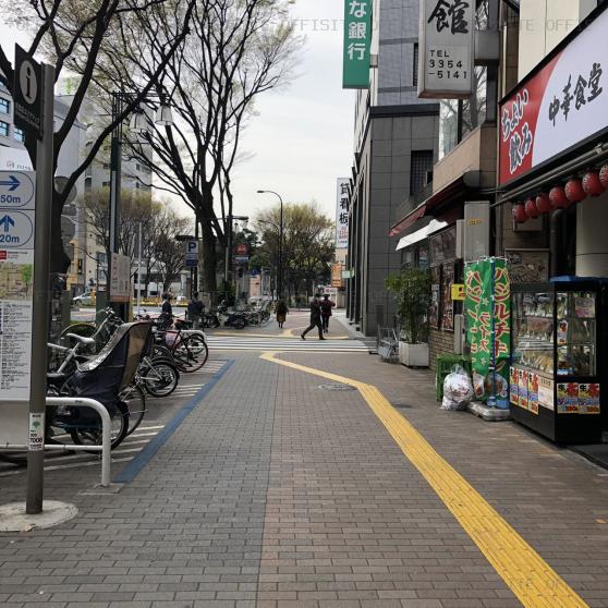 新宿Ｑビルのビル前面道路