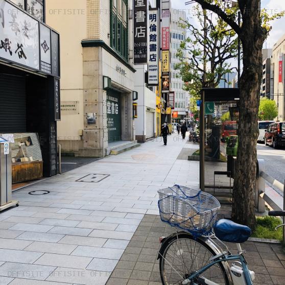 日本文芸社ビルのビル前面道路