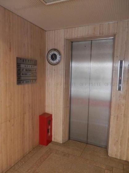 西麻布尾花ビルのエレベーター