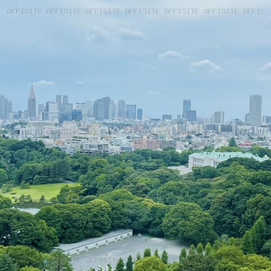 赤坂センタービルの西新宿の高層ビル群と赤坂御所が眼下に広がる眺望