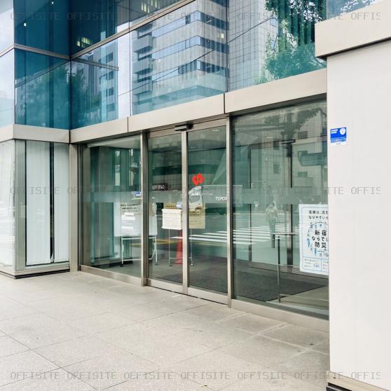 東京電力パワーグリッド（株）東京総支社のオフィスビル出入口